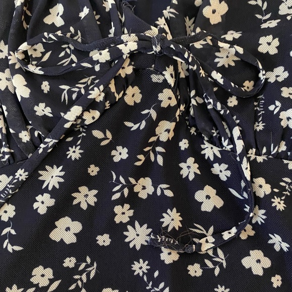 Barely worn floral dress. Cute and breathable. - Picture 4 of 4
